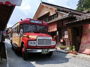 Bonnet-type Bus