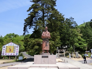 Statue of Wake-no-Kiyomaro